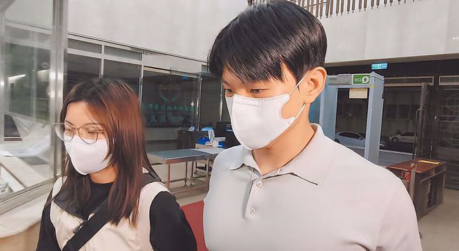 台北地检署侦办绿能贪污案，26日将台智电总经理、有「小英男孩」之称的郑亦麟（右）遭羁押禁见。（民眾提供／胡欣男台北传真）