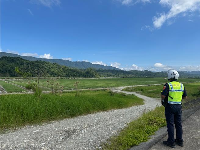 花莲县凤林镇中心埔地区种植第二期小玉西瓜正值採收期，警方避免瓜果遭窃事件发生，主动启动护瓜勤务，日夜巡田守护瓜农心血。（凤林警分局提供／罗亦晽花莲传真）