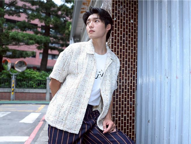 劉育仁戲裡戲外都是大帥哥，星味十足。（陳俊吉攝）