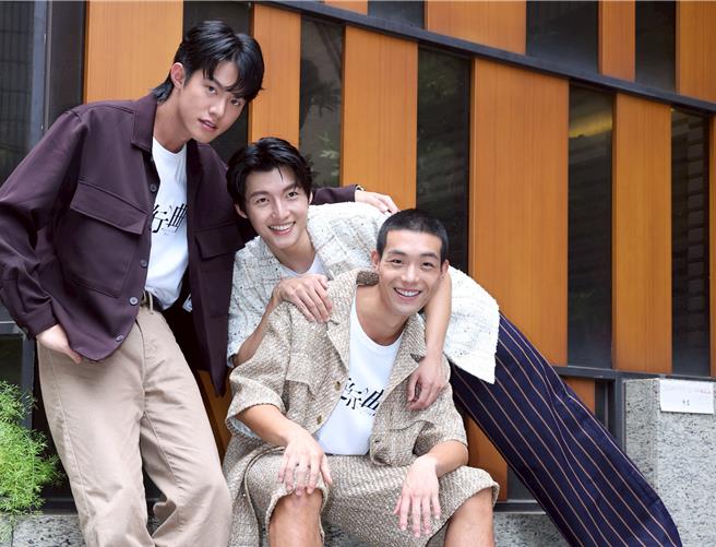 余杰恩（左起）、劉育仁、牧森主演《進行曲》感情好打成一片。（陳俊吉攝）