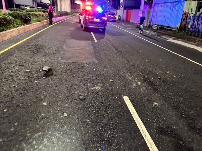 张姓男子骑乘机车时疑自摔，送医后宣告不治，现场发现水泥块。（翻摄照片／洪靖宜高雄传真）