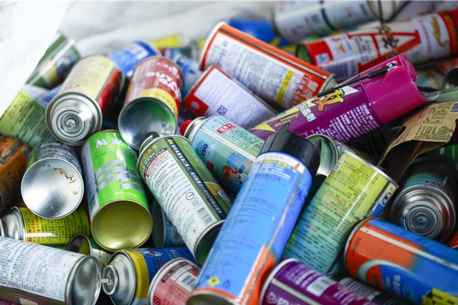 苗栗县环保局今年举办2场废高压容器回收兑换活动，共回收496个废容器。第3场将于公馆乡全联、第4场于苑里镇全联举行，邀请居民携带用完容器，一同守护社区安全与环境永续。（吕丽甄摄）