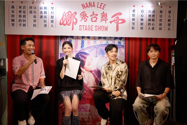 李千娜(左二)昨晚举办听歌会，左起主持人蔡昌宪、制作人王希文、陈建玮。（环球音乐提供）