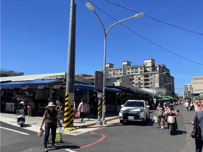 桃園市經濟發展局整頓忠貞市場逐步看見成效，臨時市場啟用後，龍平路拓寬工程即將，第3階段將在市六、停九蓋新市場及開發商業區。（呂筱蟬攝）