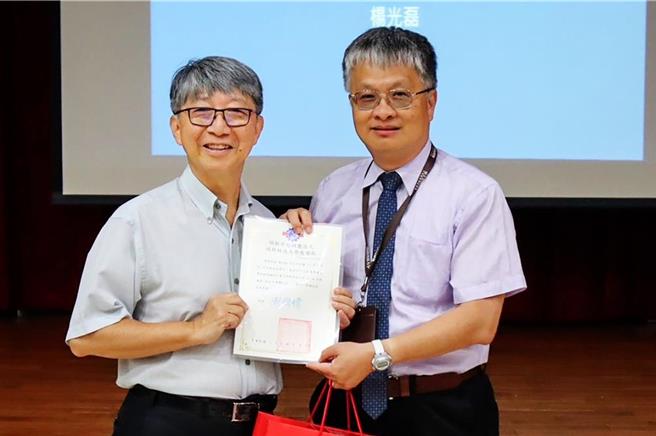 明新科大前校長劉國偉（右）將接任教育部政務次長。（明新科大提供／羅浚濱新竹傳真）