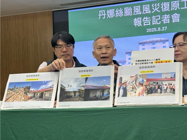台南市政府秘书长尤天厚（中）说明灾后復原工作进度，同时也针对慰助金争议提出说明。(曹婷婷摄)