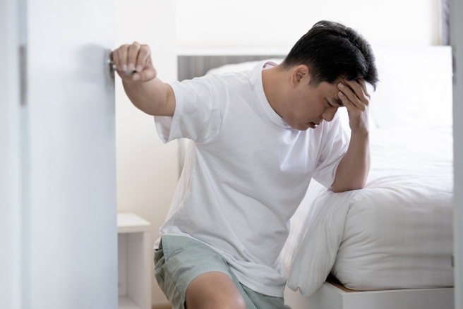 中年男走路不穩竟是腦瘤,醫曝早期症狀:及時治療是關鍵。(示意圖:shutterstock/達志)