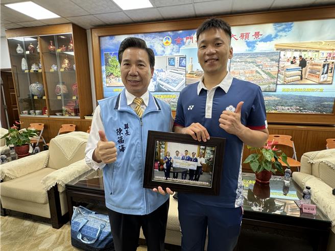 「金门之光」两届奥运羽球男双金牌李洋(右)将出任首任运动部长，金门县长陈福海(左)也于脸书发文祝贺。(资料照／于家麒摄)