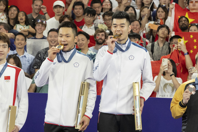 李洋（左）与王齐麟（右）组成的「麟洋配」，连续两届奥运夺下羽球男双金牌。（图／中时奥运採访团）