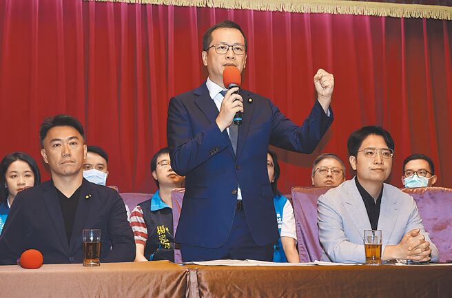 國民黨立委羅智強（前中）26日舉行「參選中國國民黨主席」記者會，正式宣布投入主席選舉。圖前左為立委林沛祥，前右為羅廷瑋。（劉宗龍攝）