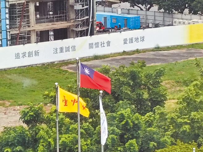 原台中市旗（左）为黄底红字，自1945年沿用至今长达80年。（陈淑娥摄）