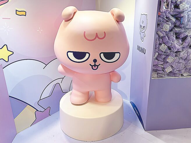 韩国IP「UGLYMEWS」快闪店打造角色MIMI的1比1拟真的巨大猫猫公仔。（徐梓榕摄）