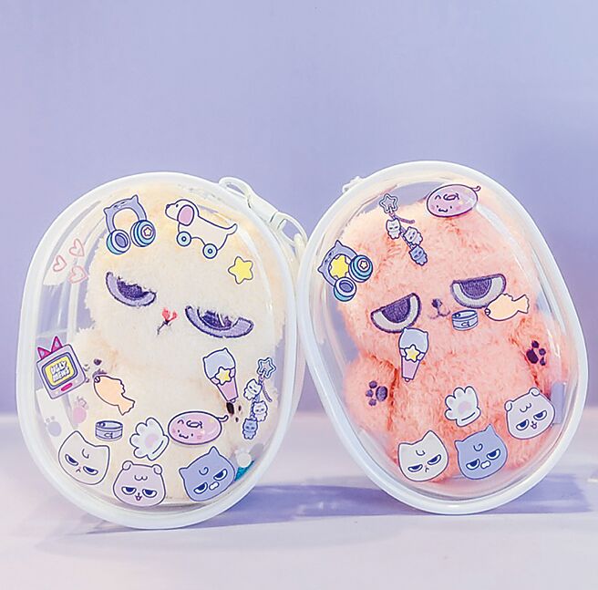 韩国IP「UGLYMEWS」快闪店的加价购为时下流行的娃包。（霹雳全球品牌授权公司提供）