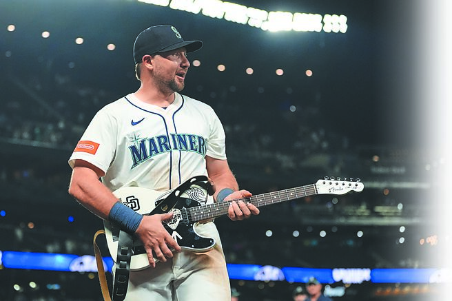 水手今年与摇滚名人堂吉他手、珍珠果酱乐团主唱艾迪维达合作，将和教士的系列赛命名为「维达杯」，由于水手在系列赛6战已拿4胜，昨由罗雷代表领取维达杯奖座，由维达亲自设计的吉他。（美联社）