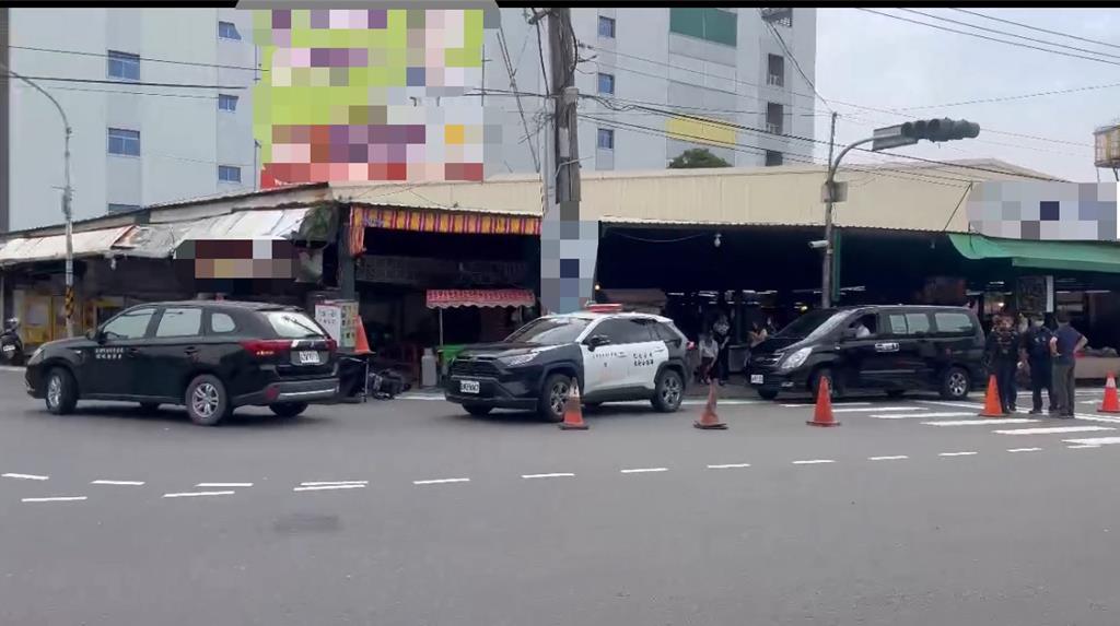 高雄市仁武區三民路與三中路口今天下午1時發生交通事故，71歲女騎士邱姓老婦人與大貨車擦撞，當場造成邱婦失去生命跡象。（警方提供／林雅惠高雄傳真）