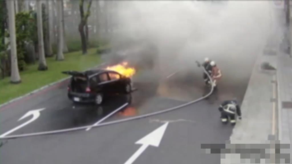 新北市華江橋下橋處今日下午發生火燒車事故。（民眾提供）