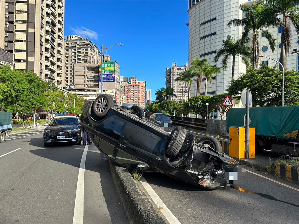 三重中正陸橋28日下午發生翻車事故。（三重警分局提供）