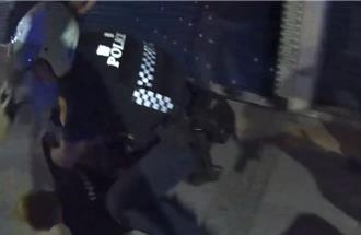 高雄醉男失控當街咆哮 警「抱頭摔」壓制管束