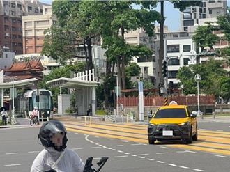 高雄路口號誌故障！輕軌緩慢「倒退嚕」回站內 交通大亂民怨