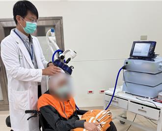 壯年男加班突昏倒 中風半身癱瘓 復健＋1刺激療法助重啟人生