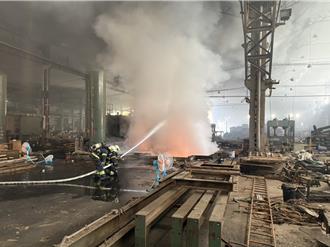 高雄林园某木材工厂火警 窜火冒烟消防派员布线抢救