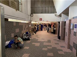 動漫祭克難坐廁所地板化妝 Cosplayer： 願付費換梳妝空間