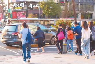 未禮讓行人罰6000 他收罰單批扯 一票人打臉