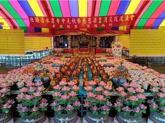 彰化清水岩寺信眾砸12萬超度嬰靈 法船、蓮花擺滿廟埕超壯觀
