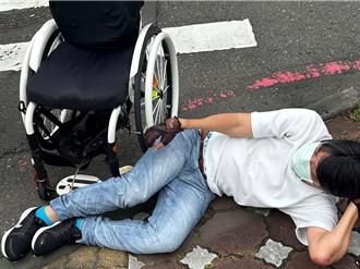  又「飞」出去了！轮椅族理事长摔伤 怒批台南人行道像陷阱