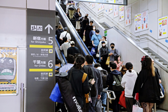 日本遇怪男撞肩膀 正妹慘跌噴血！過來人：很常見