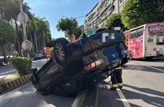快訊》轎車下陸橋意外撞擊「四輪朝天」　三重中正北路橋交通受阻
