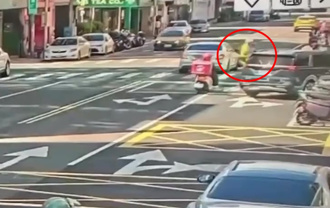 吉林路車禍！賓士駕駛闖紅燈猛撞7旬騎士 驚險畫面全曝光