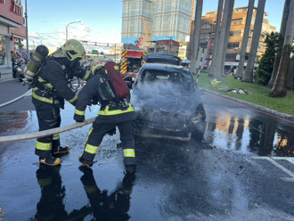快訊》板橋轎車行駛中起火燃燒！ 車上人員驚逃報警