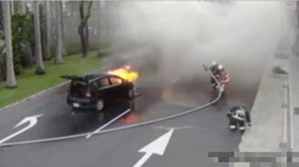 新北板橋華江橋火燒車　車內4人及時逃生