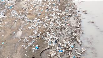 丹娜絲沖出4公頃廢棄物遺跡 嘉義市八掌溪驚現垃圾山