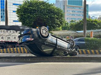 惊险！三重陆桥下小客车自撞翻覆　驾驶自行脱困送医