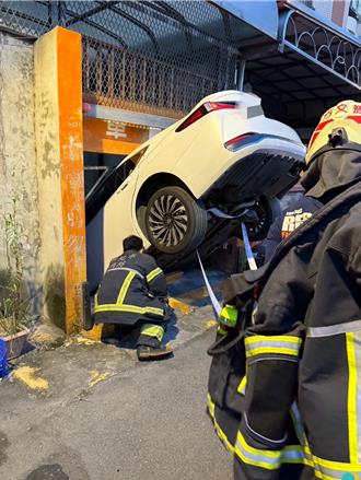 開車返家疑機械故障！ 轎車「倒頭栽」卡停車場入口