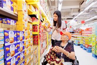 60位弱勢長輩逛賣場 重拾自主的尊嚴