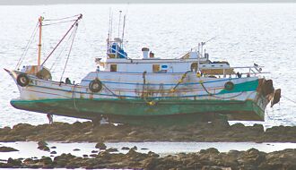 澎湖漁船擱淺 疑船長打瞌睡釀禍