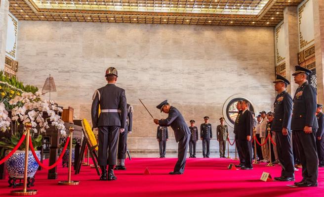 陆军张副司令率重要干部及官兵代表，向烈士灵位上香、献花致祭。（记者林睿奕摄）