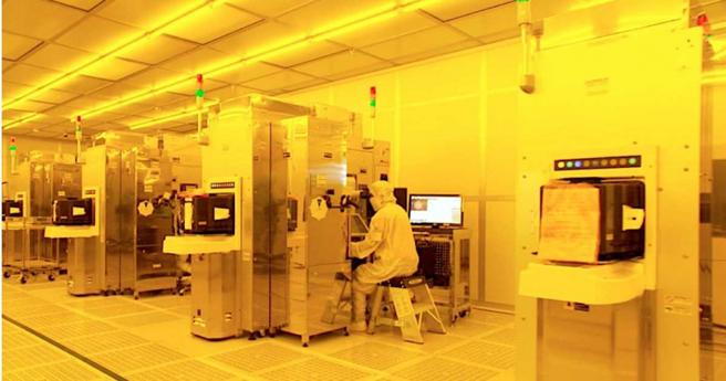 日月光近二年营运受先进封装需求强劲推动，公司积极加码相关布局，日前在法说会上指出，目前先进封装产能已满载，将持续扩产。（图／日月光提供）