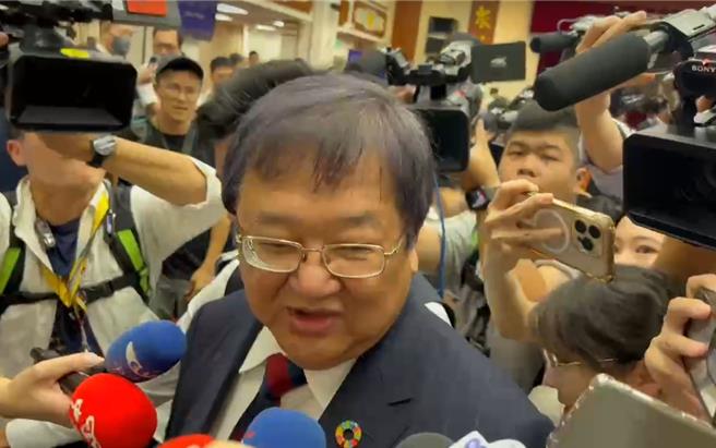 行政院将于28日院会公布新内阁，但日前传出拒绝请辞的卫福部长邱泰源同时间现身立院，引发媒体热议。（袁茵摄）