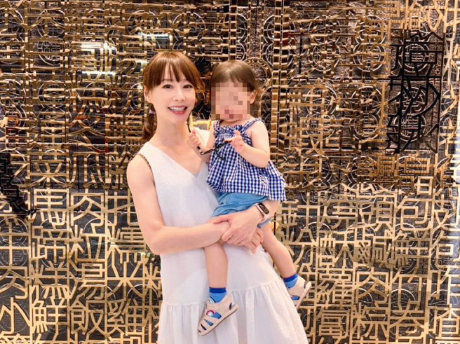 吳宇舒的女兒2歲，頭好壯壯。(圖/FB@吳宇舒)