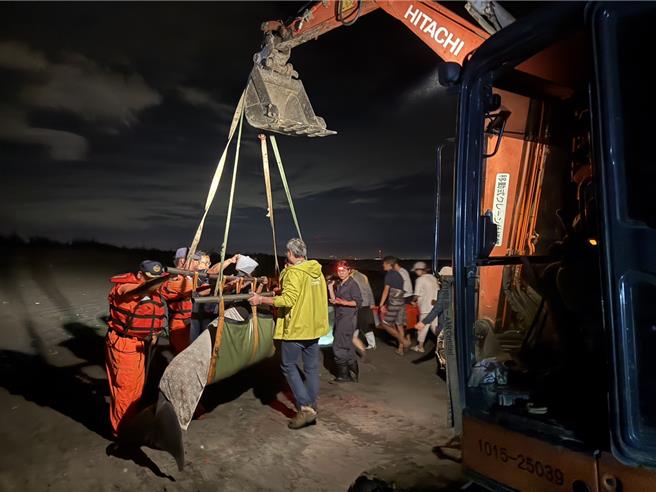 宜兰县岭脚沙滩昨（27）日下午传出鲸豚搁浅事件，经岸巡人员及民眾合力协助。（民眾提供／吴佩蓉宜兰传真）