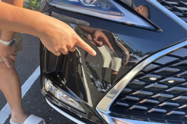 Lexus休旅车，车身多处严重受损，修车费高达35万元。（国九队提供／吴佩蓉宜兰传真）