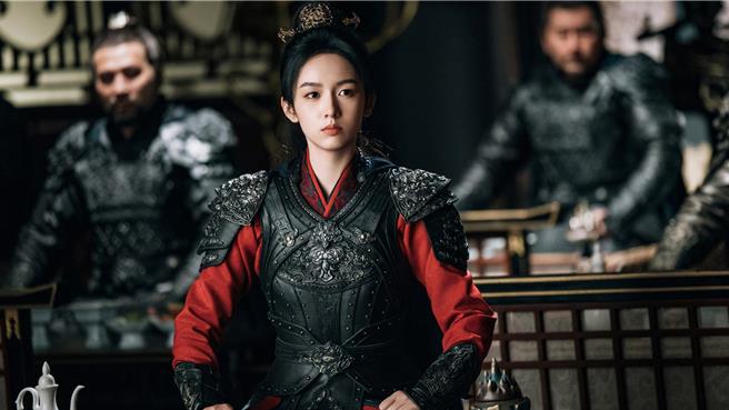 周也剧中女扮男装扮相帅气，征战沙场。（爱尔达电视提供）