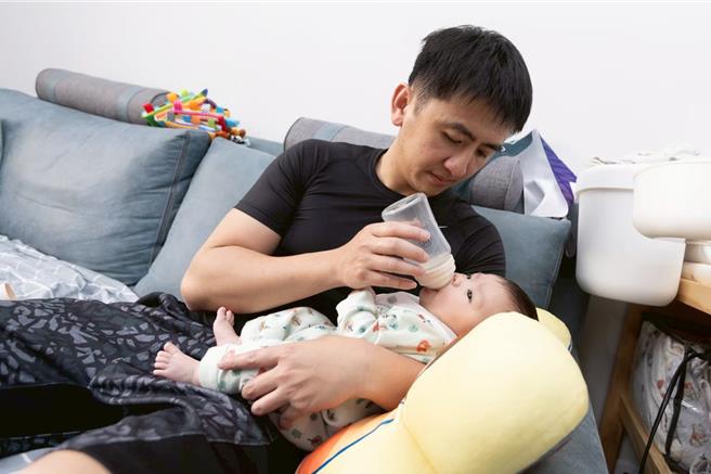 母嬰品牌影片稱，市售嬰兒奶粉超過一半以上都是糖，等於喝下2瓶全糖可樂，引發爭議。圖為家長餵寶寶喝奶。（本報資料照）