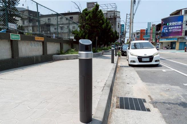 竹北市公所引入太陽能供電的智慧停車柱，預計9月1日上線，公所同時宣布率先啟用路段。（竹北市公所提供／邱立雅竹縣傳真）