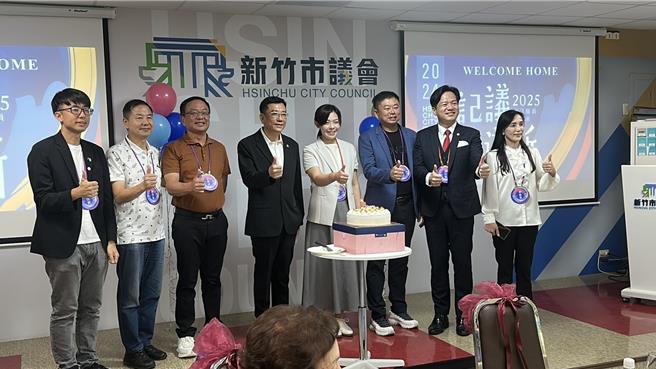 新竹市議會28日舉辦議員職員回娘家活動，停職中的新竹市長高虹安（右四）也驚喜現身。（民眾提供／王惠慧新竹傳真）