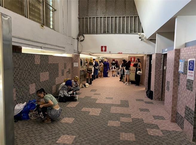 台北圆山花博园区是举办大型动漫盛会与青年交流活动的指标性场地，但缺乏专用梳妆台面与充足的更衣空间，致使参与民眾克难地于厕所地板席地而坐。（台北市议员侯汉廷提供／张珈瑄台北传真）